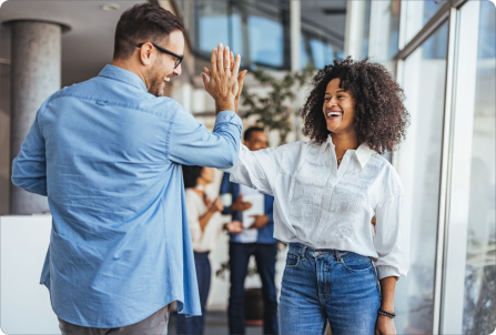 imagem mulher e homem tocando nas maos